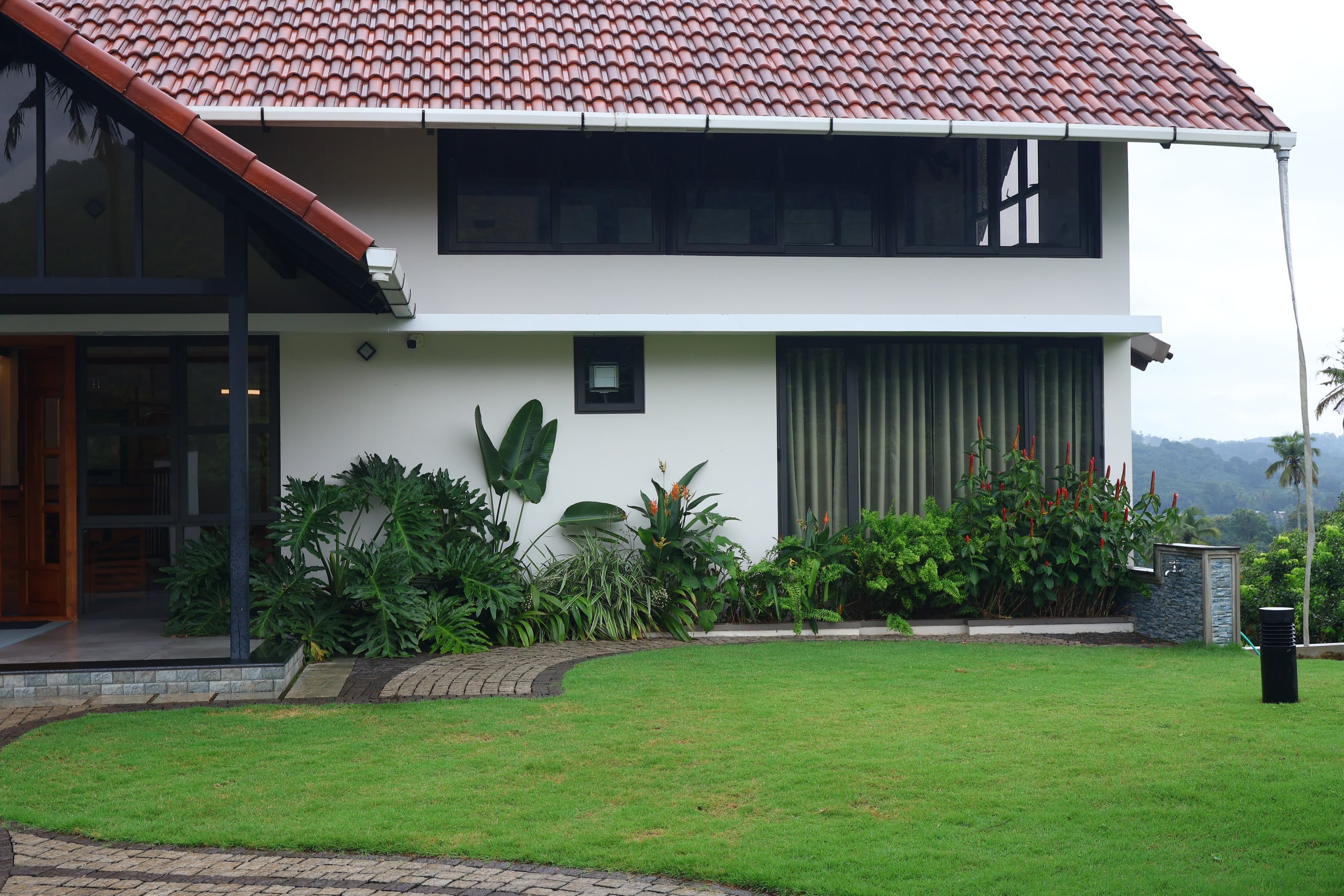 Kudayathoor Mountain Vista - Luxury Farmstay 32