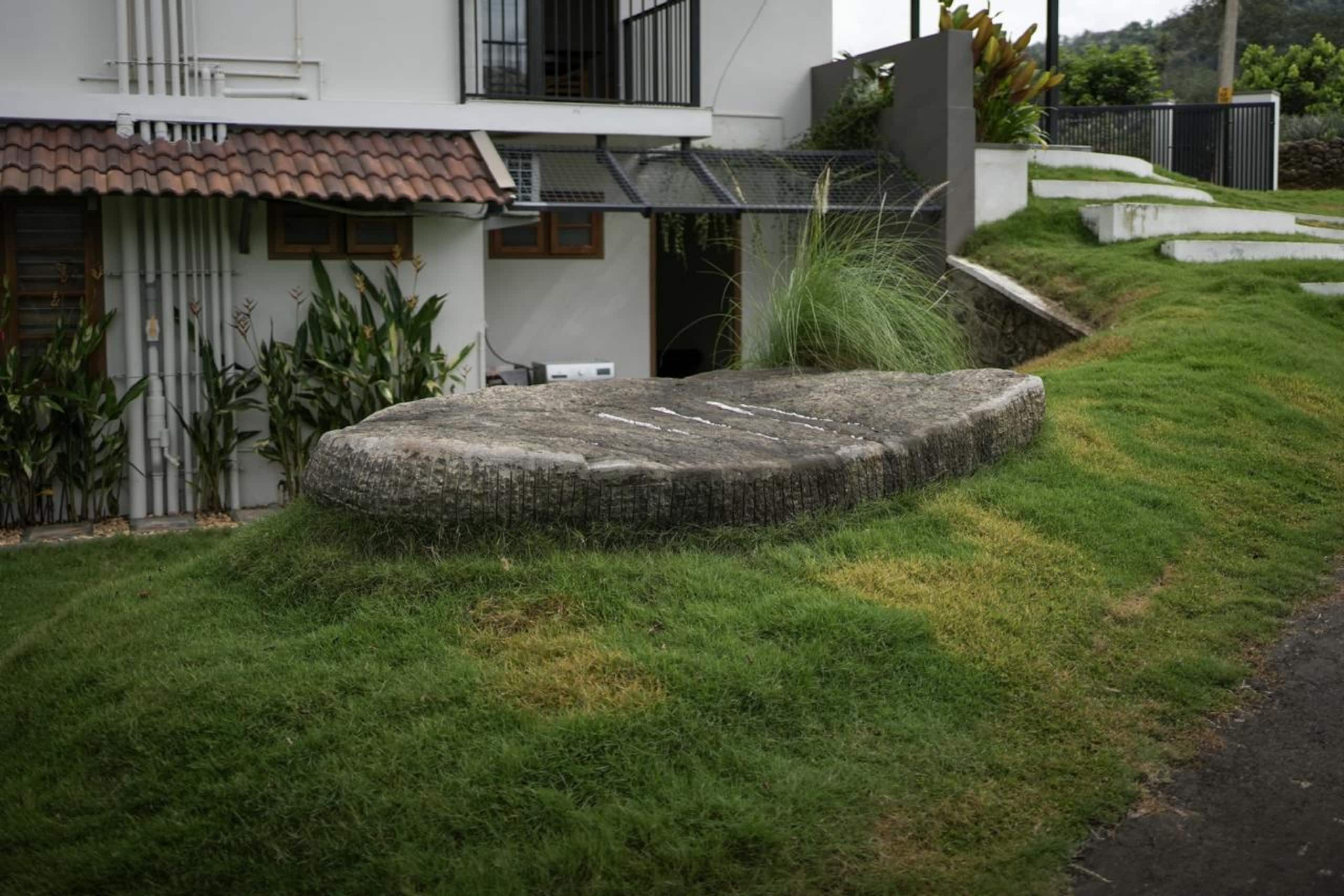 Kudayathoor Mountain Vista - Luxury Farmstay 22