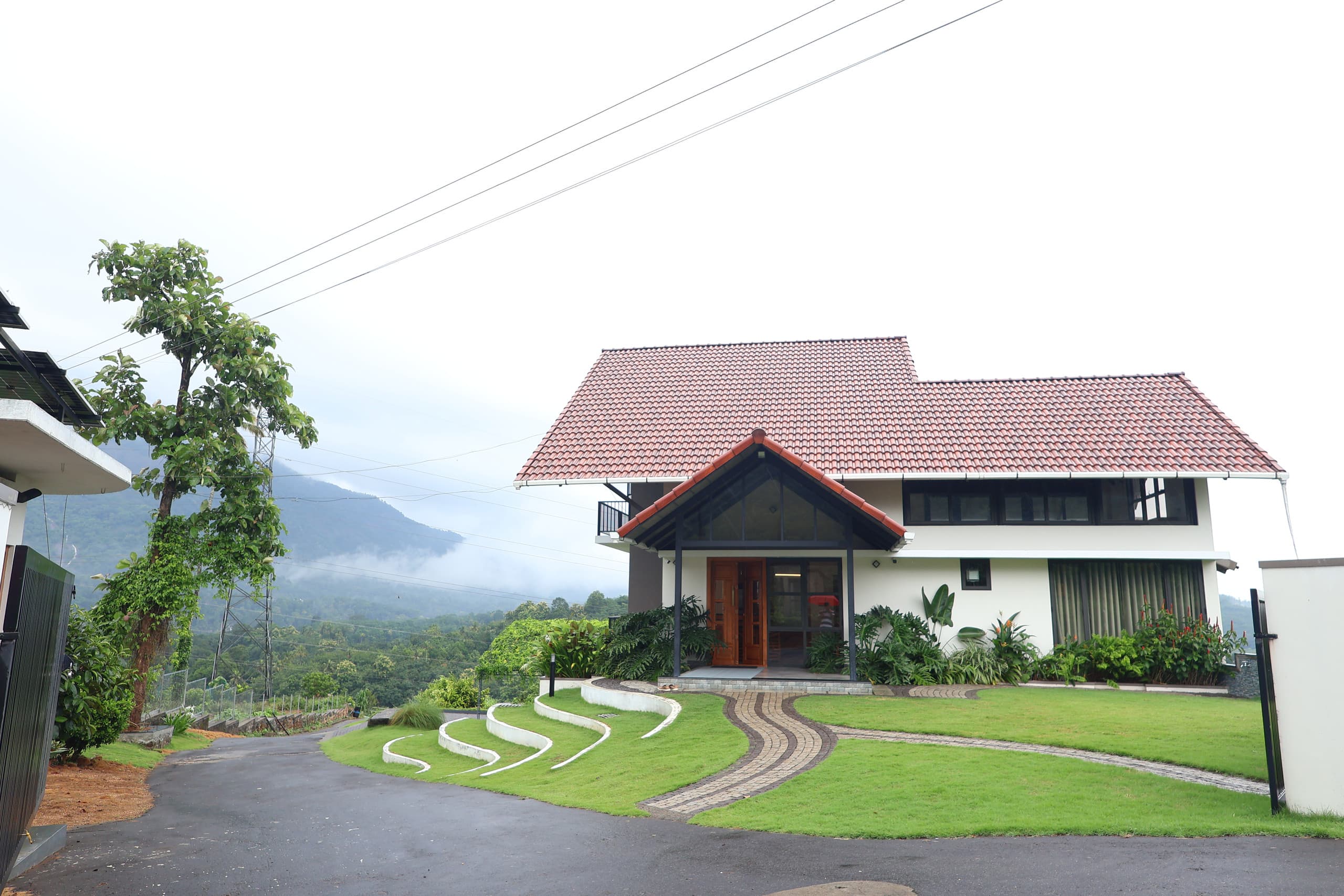 Kudayathoor Mountain Vista - Luxury Farmstay 1