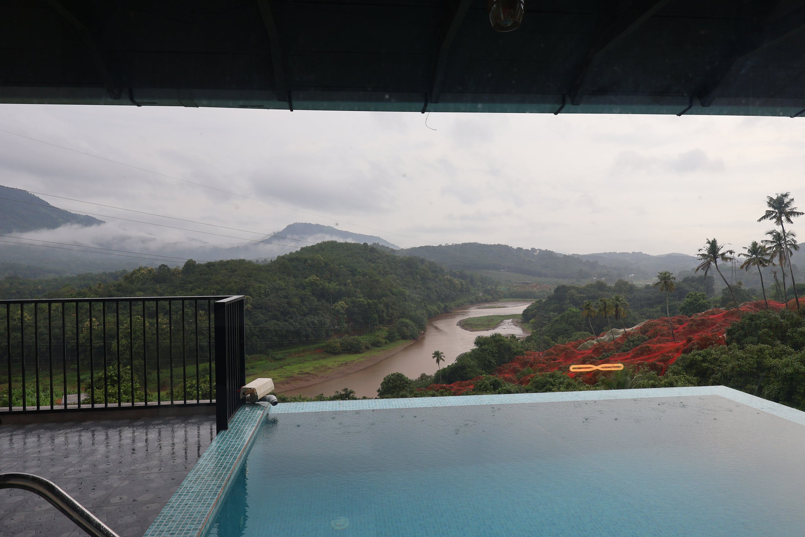 Kudayathoor Mountain Vista - Luxury Farmstay 37