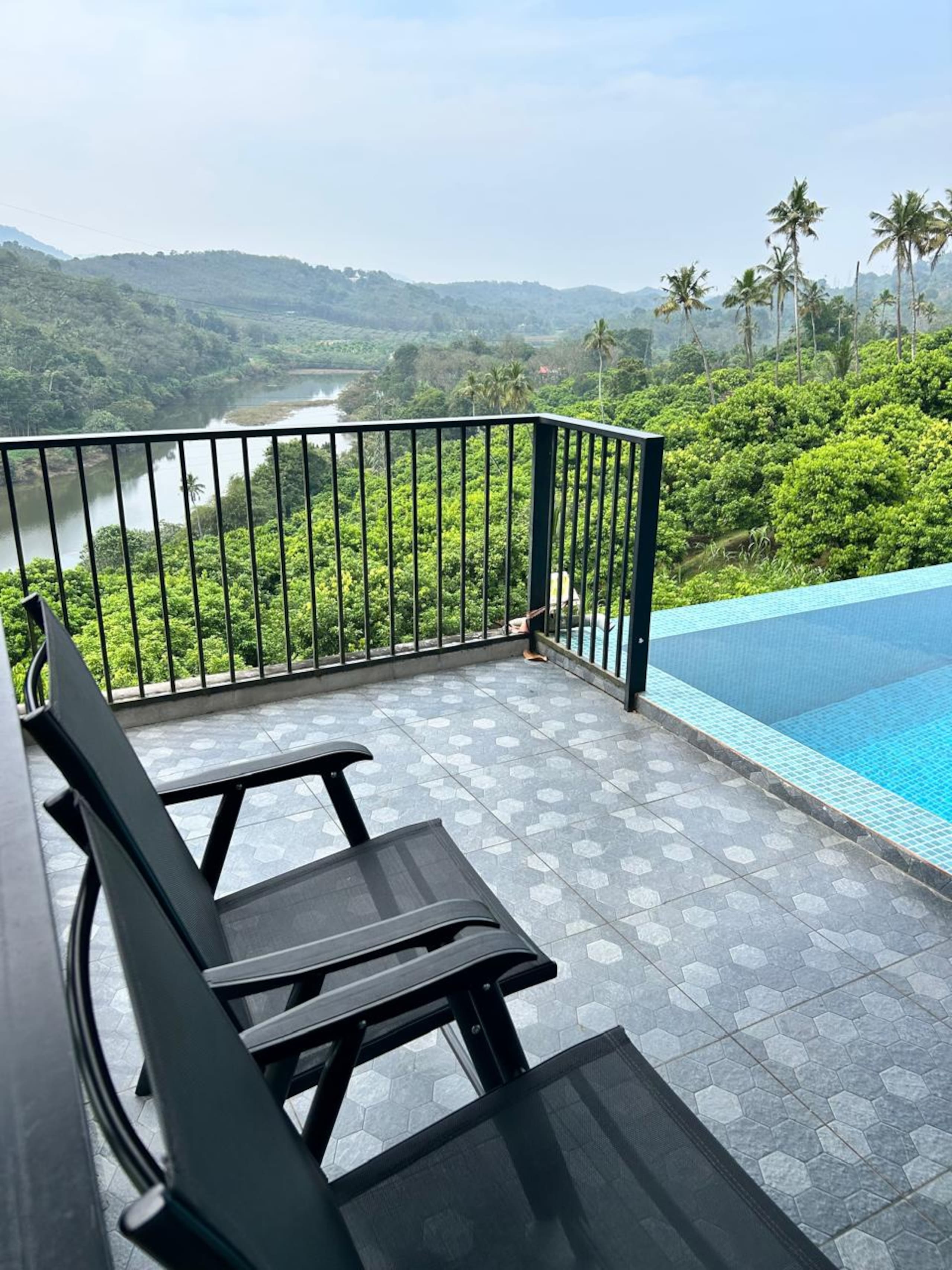 Kudayathoor Mountain Vista - Luxury Farmstay 4