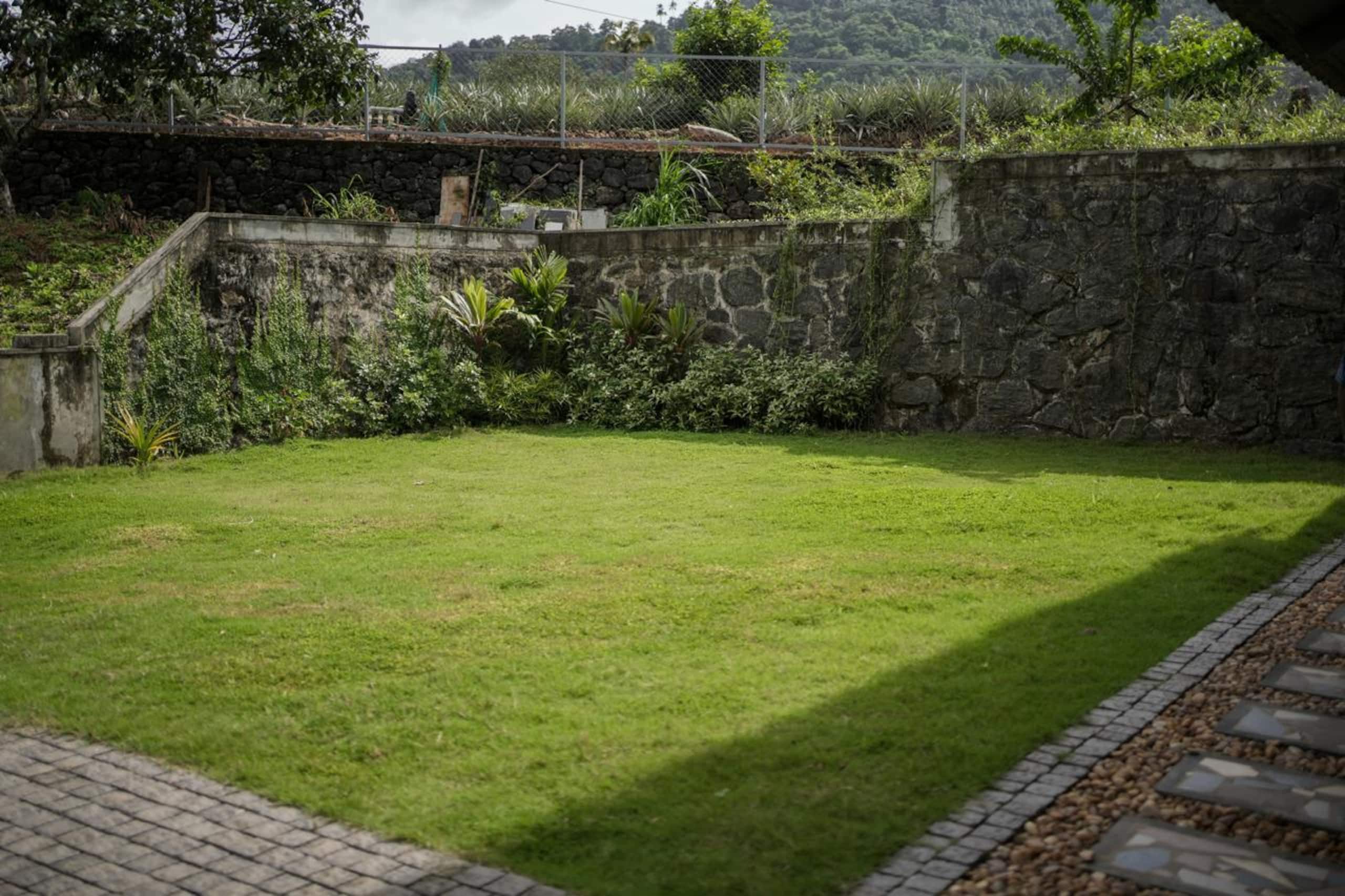 Kudayathoor Mountain Vista - Luxury Farmstay 23