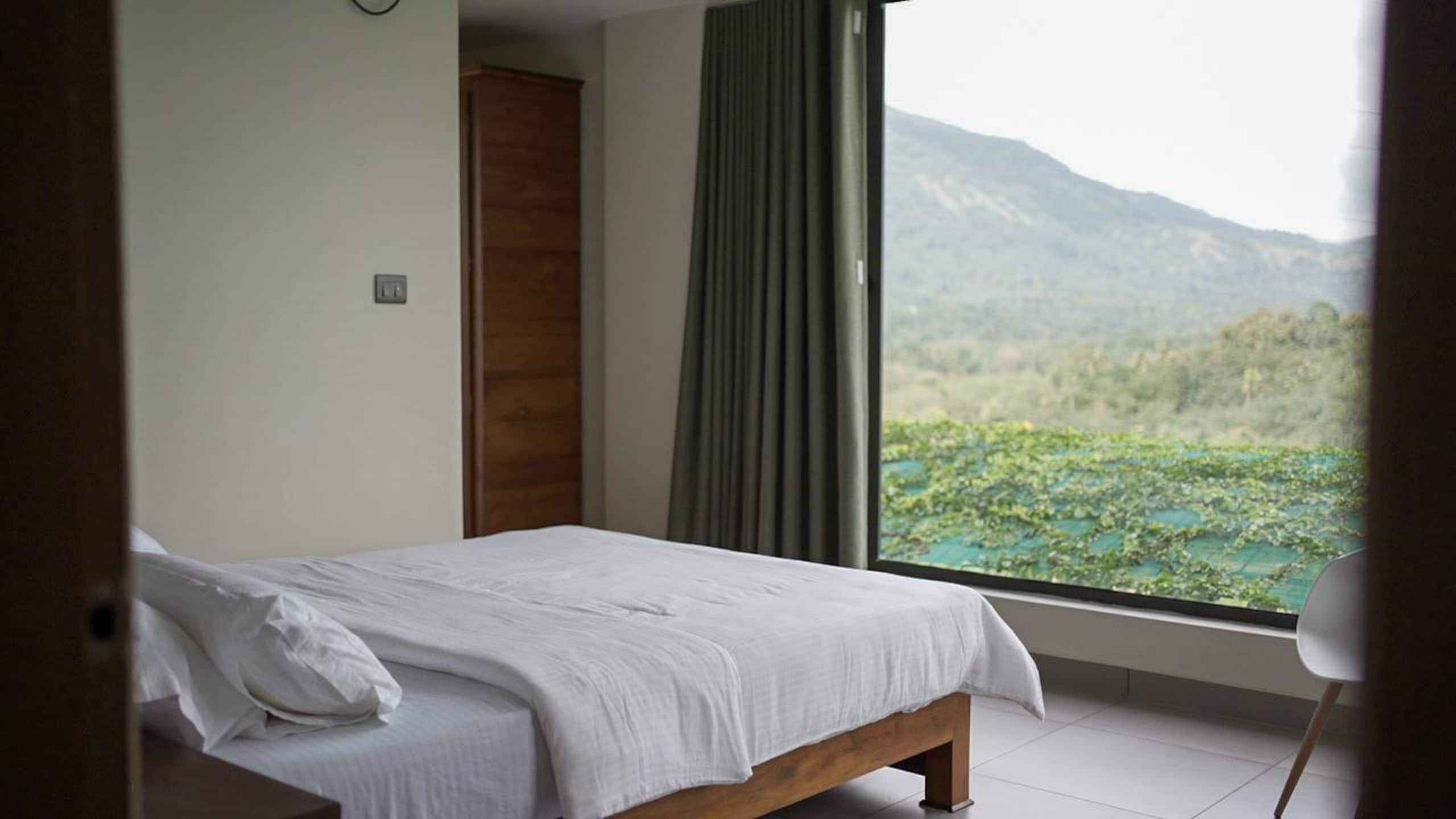 Kudayathoor Mountain Vista - Luxury Farmstay 12