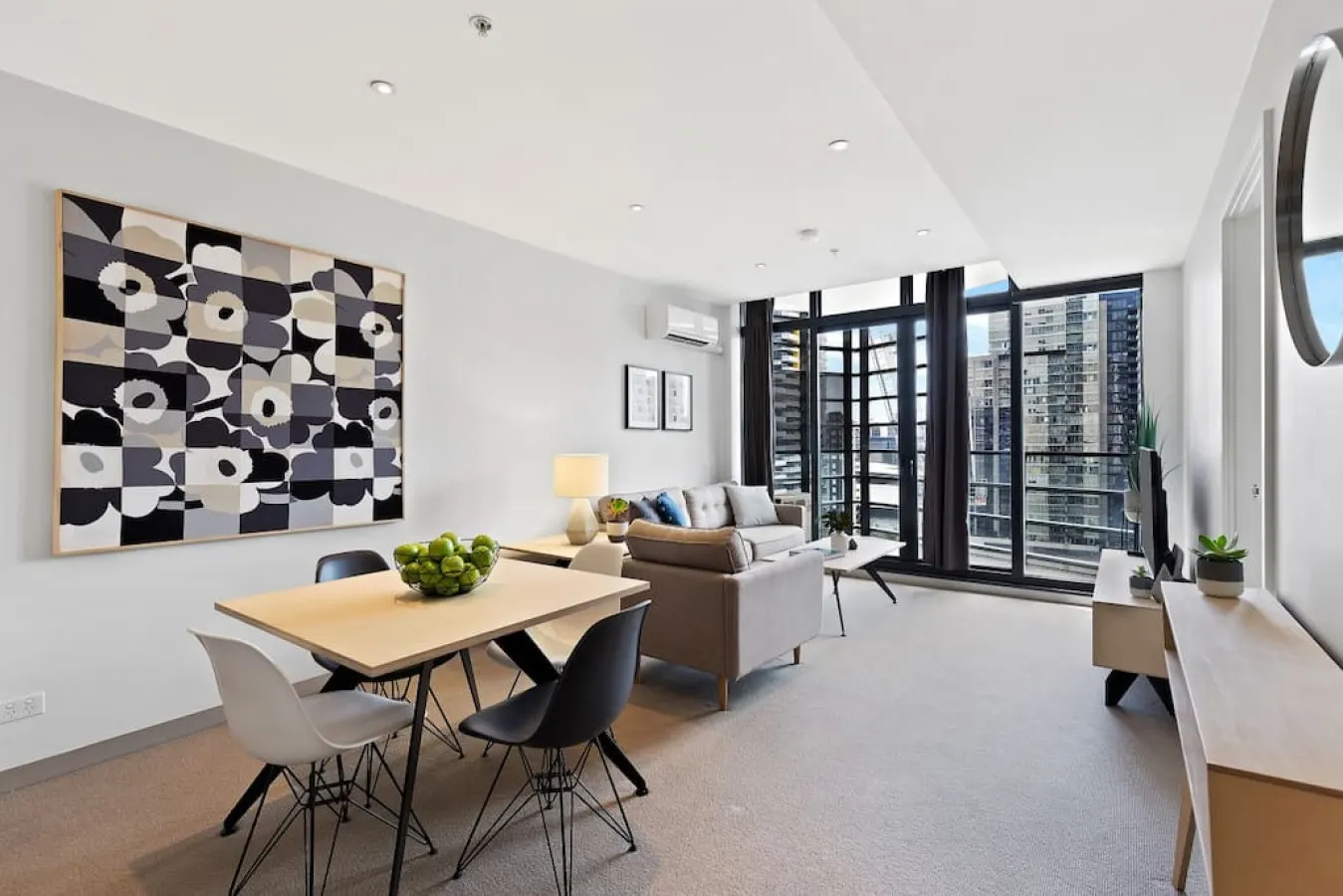Lori: 2 Bed, 1 Bath Apartment — photo 3