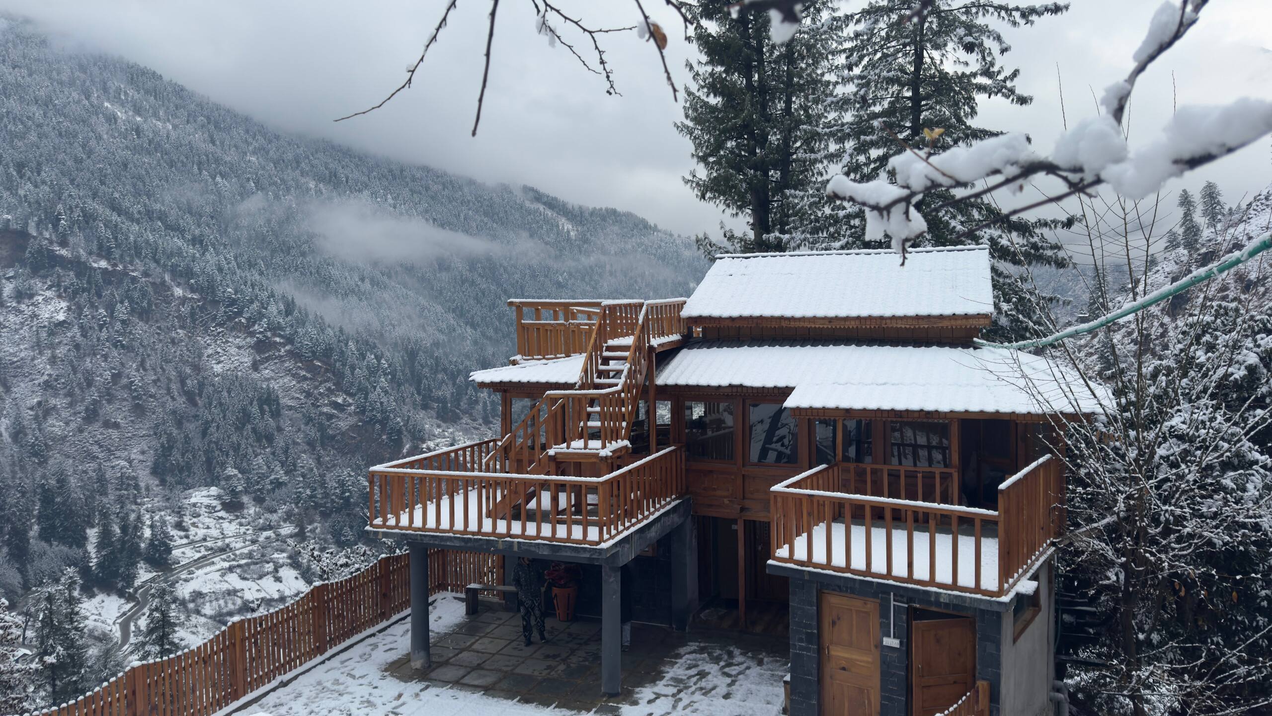 Shunya Stays - A Wooden Chalet in Uch Dhar