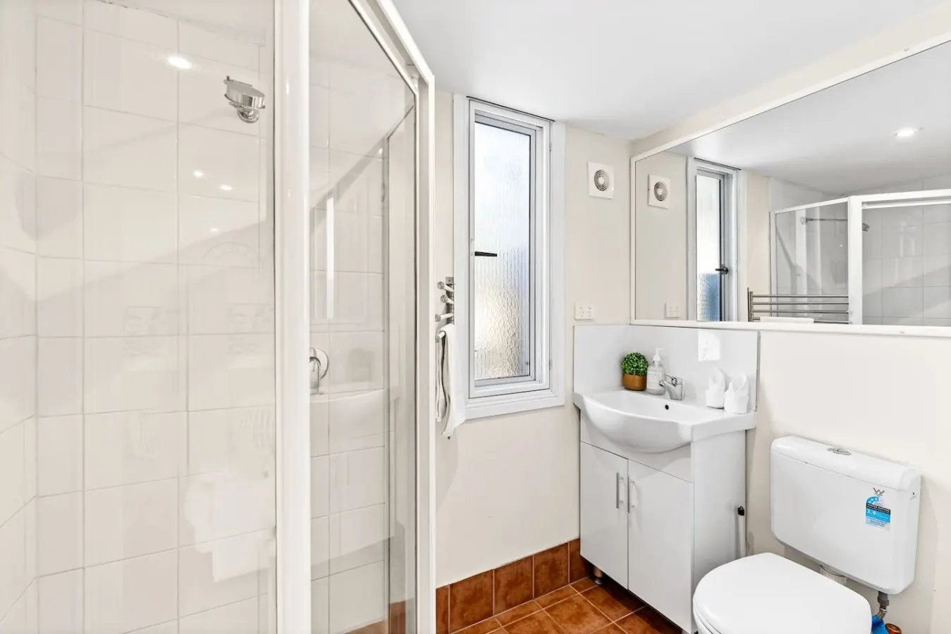 2BR Home + Free Parking @ Paddington Central 5
