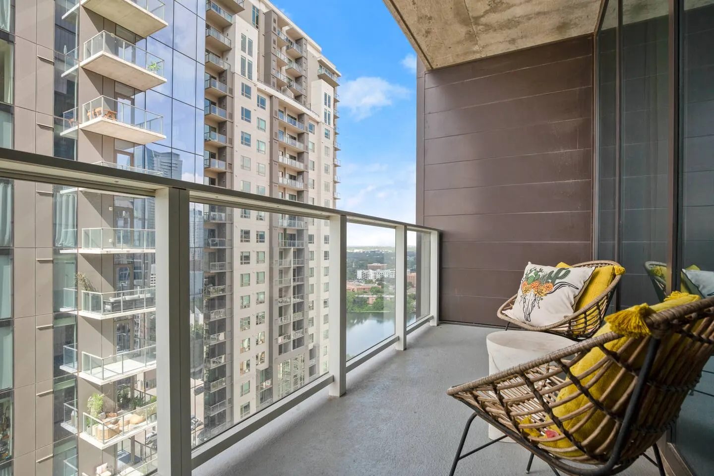 Stylish 2BR | Rooftop Pool, Gym + Lady Bird Lake — photo 2