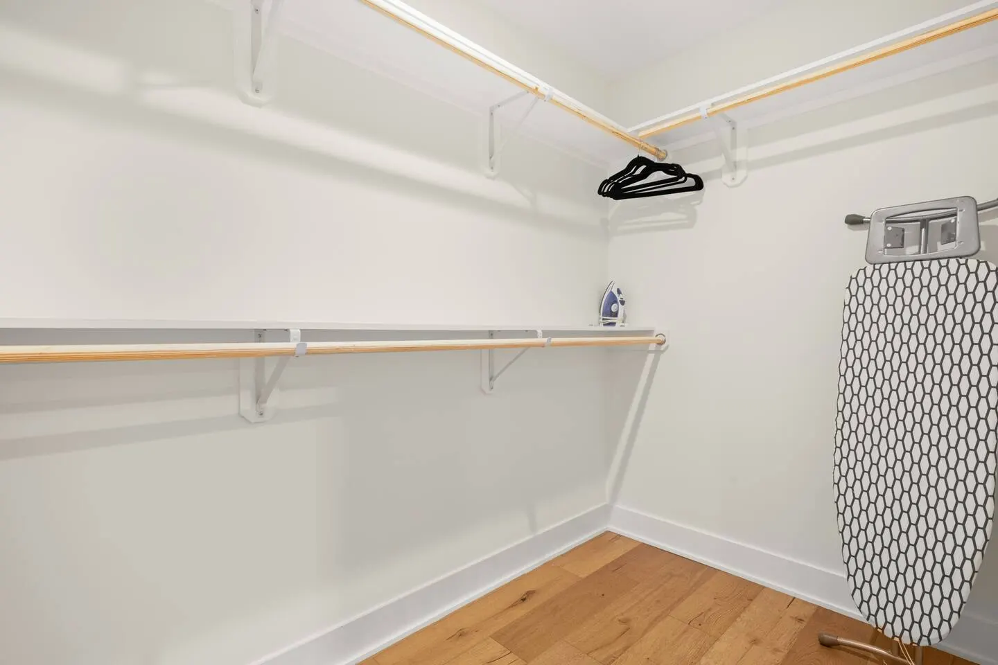 Stylish 2BR Rooftop Pool, Gym + Lady Bird Lake 9
