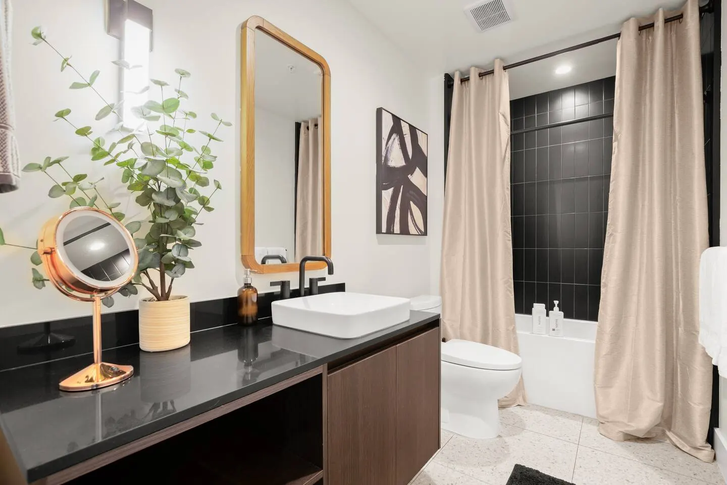 Stylish 2BR Rooftop Pool, Gym + Lady Bird Lake 11