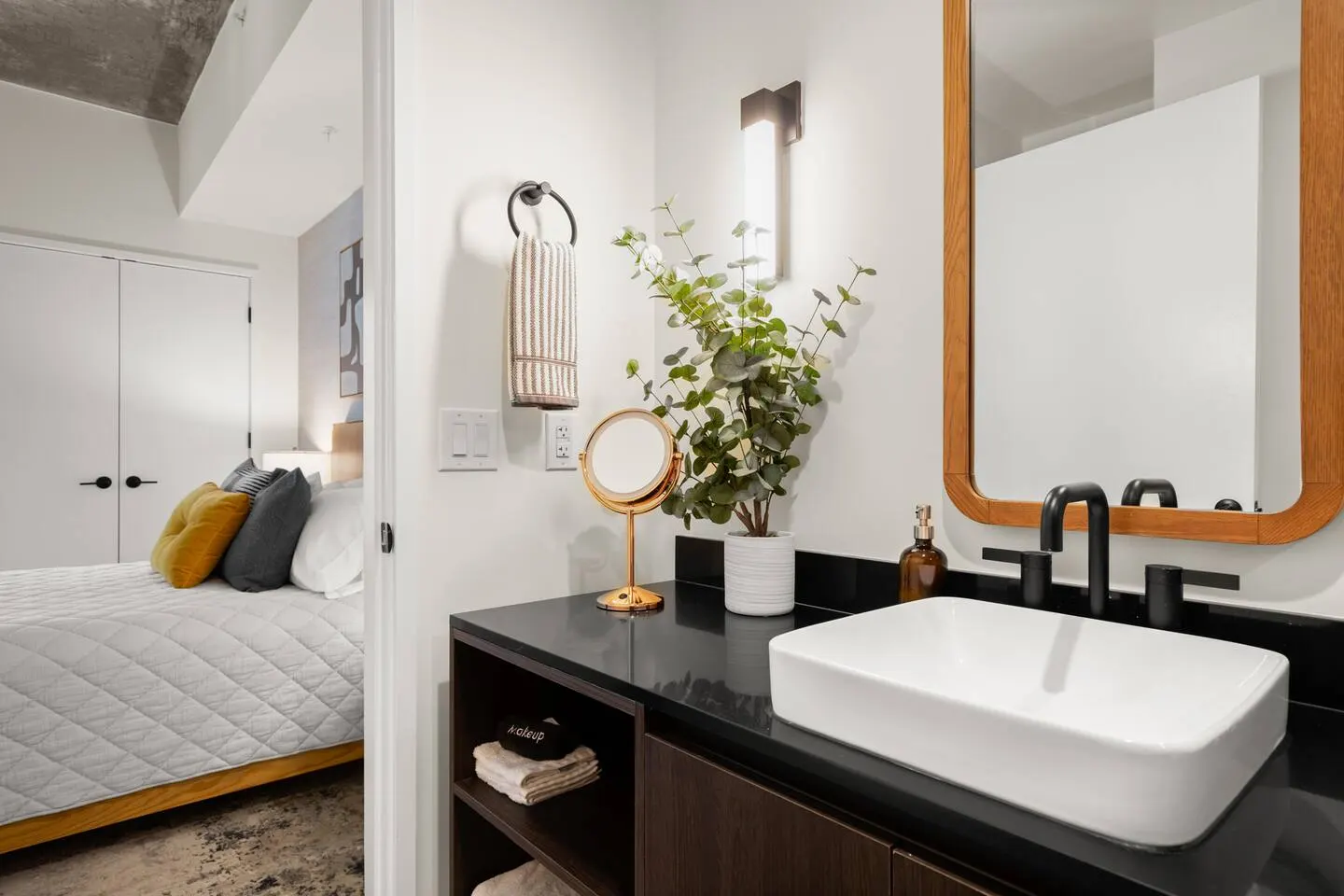 Stylish 2BR Rooftop Pool, Gym + Lady Bird Lake 15