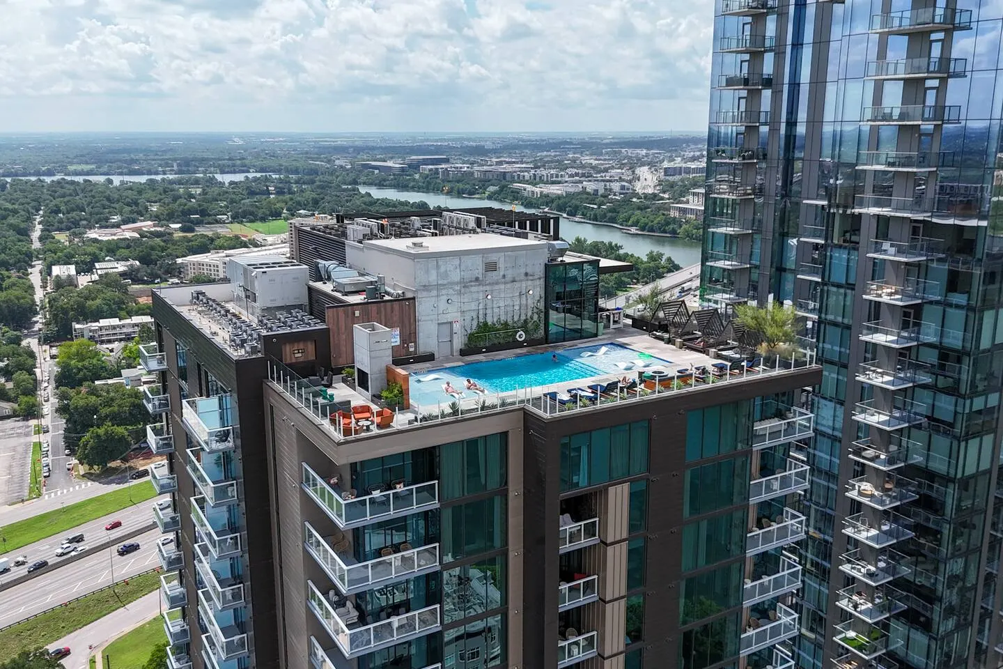 Stylish 2BR | Rooftop Pool, Gym + Lady Bird Lake — photo 3