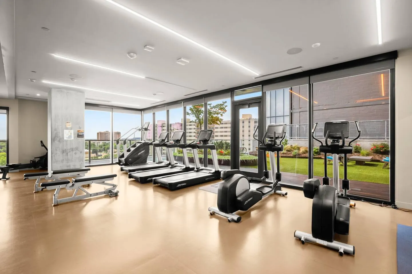 Stylish 2BR | Rooftop Pool, Gym + Lady Bird Lake — photo 4