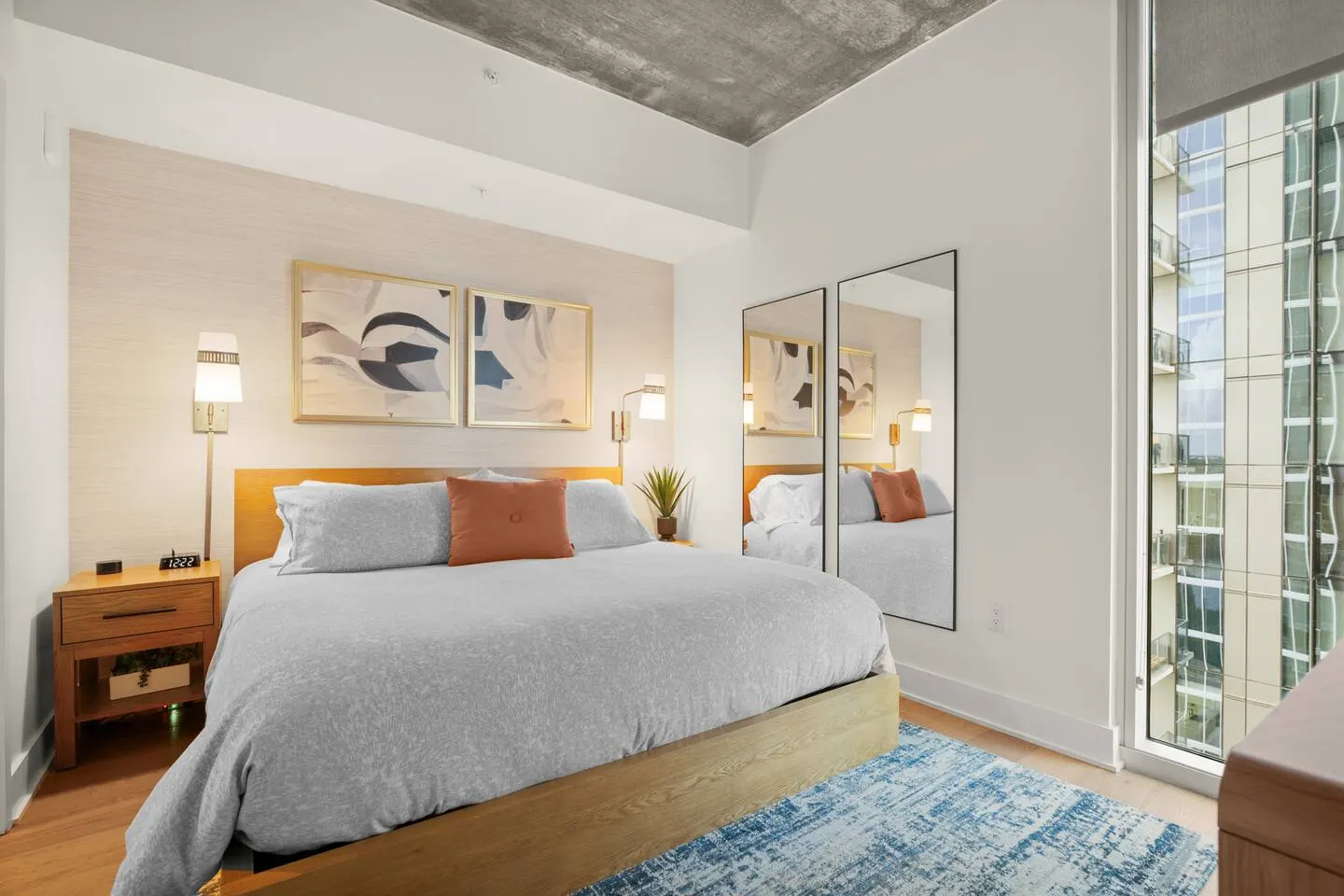 Stylish 2BR | Rooftop Pool, Gym + Lady Bird Lake — photo 5