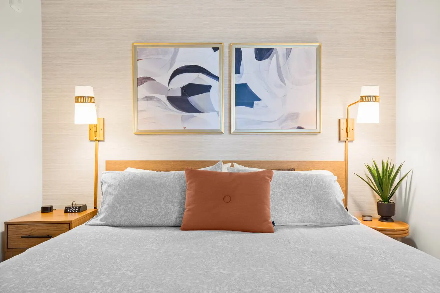 Stylish 2BR Rooftop Pool, Gym + Lady Bird Lake 6
