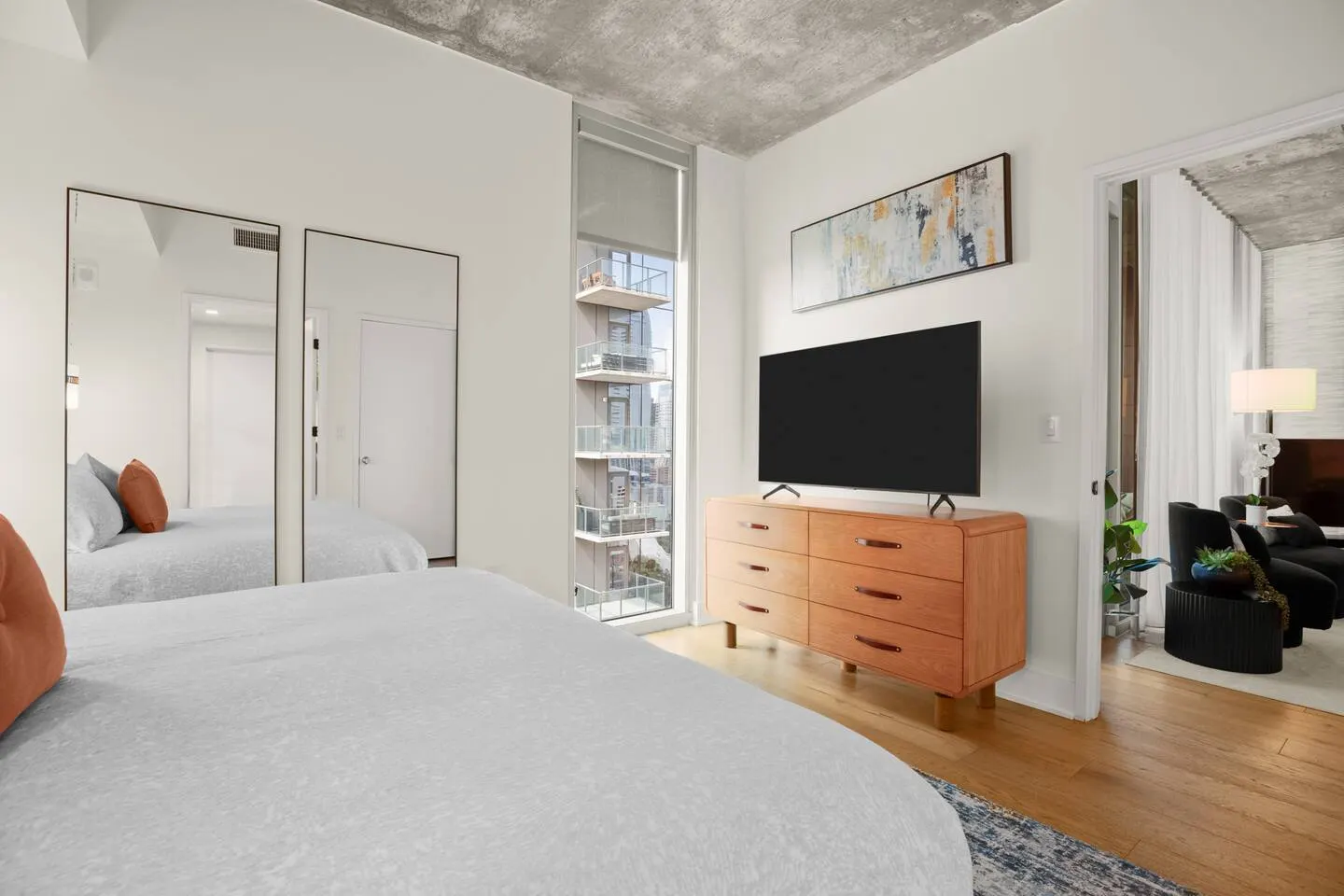 Stylish 2BR Rooftop Pool, Gym + Lady Bird Lake 7