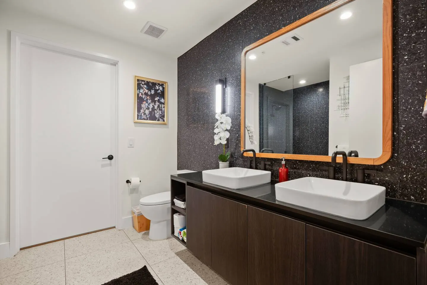 Stylish 2BR Rooftop Pool, Gym + Lady Bird Lake 8