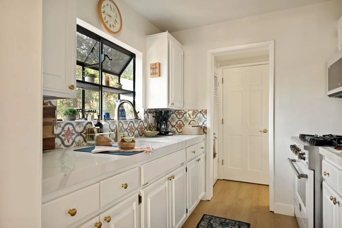 2BR Acorn Cottage | Fireplace, BBQ & Hot Tub — photo 3