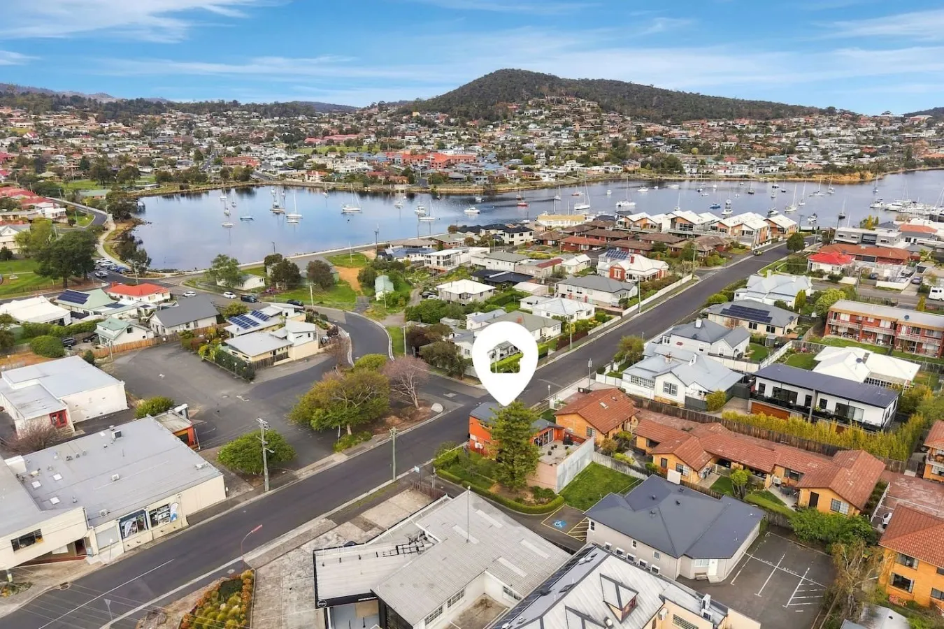 Barber's Hyde 2BR, Walk to Cafés & Waterfront 16