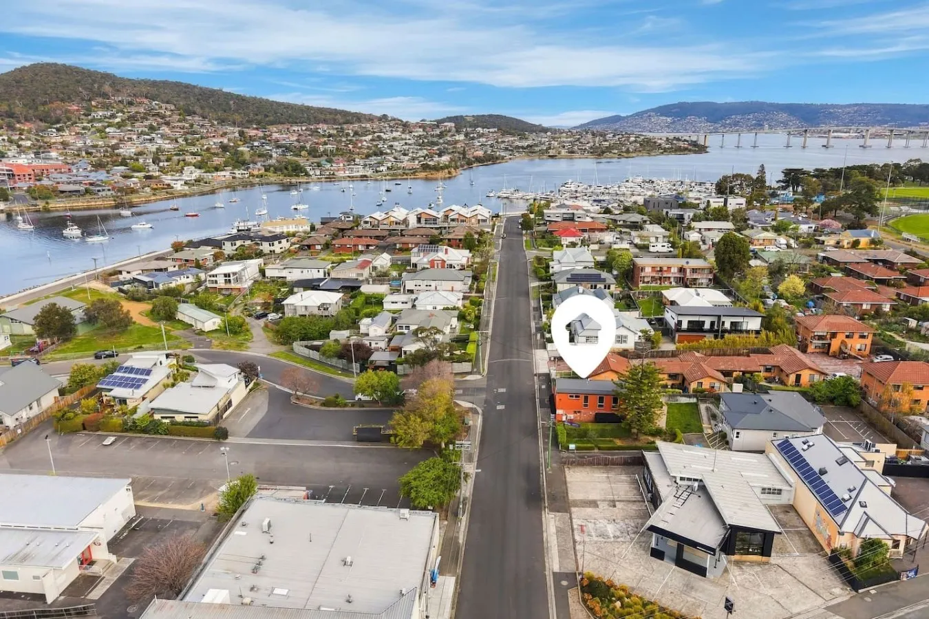 Barber's Hyde 2BR, Walk to Cafés & Waterfront 17