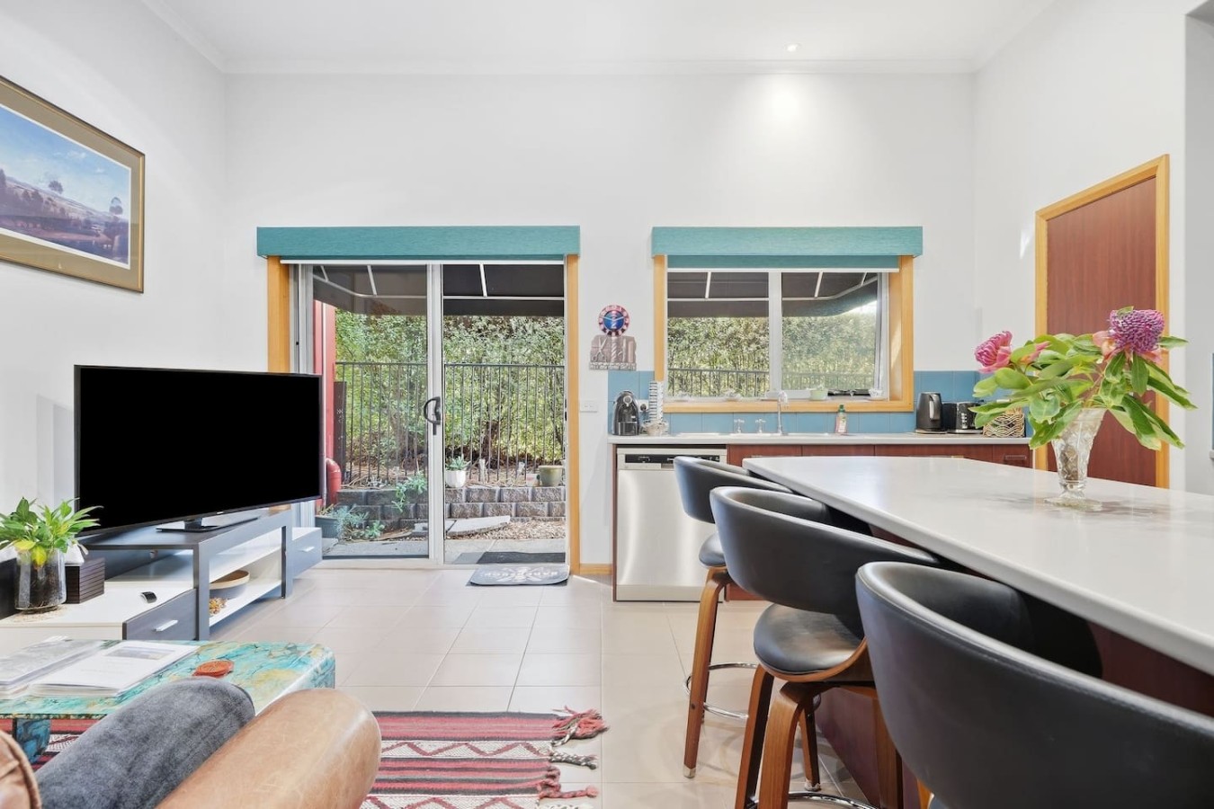 Barber's Hyde | 2BR, Walk to Cafés & Waterfront — photo 4