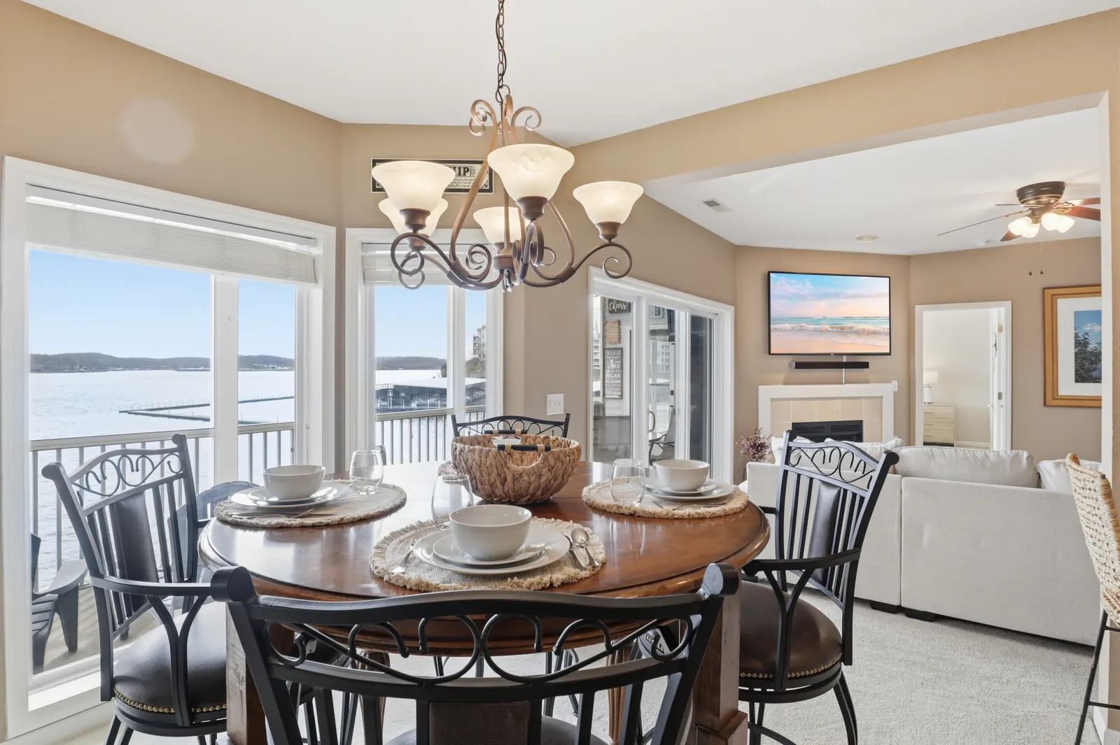 Super Spacious Lakefront Condo Sleeps 9! 14