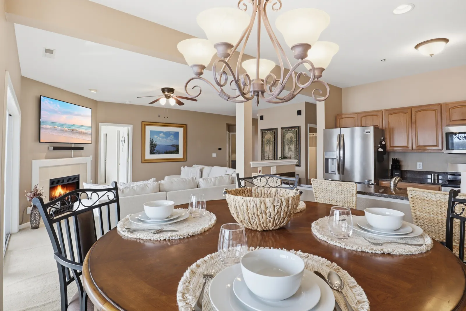 Super Spacious Lakefront Condo Sleeps 9! 16