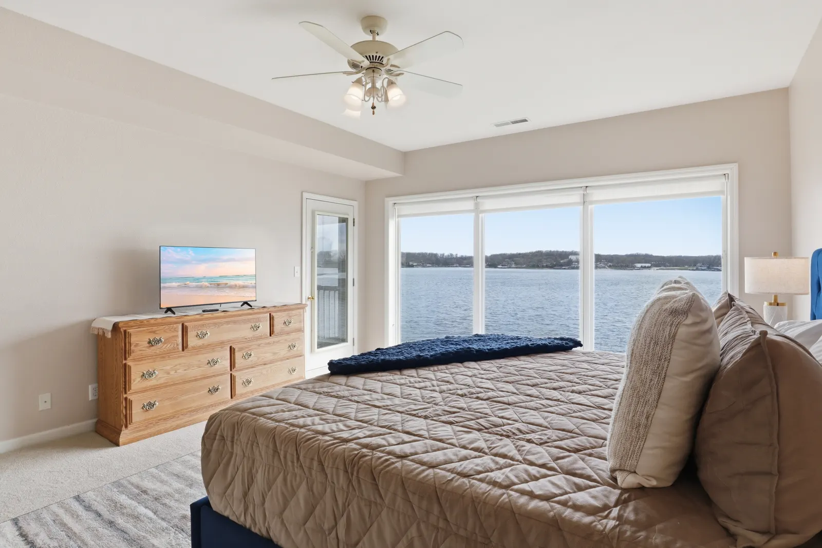 Super Spacious Lakefront Condo Sleeps 9! 18