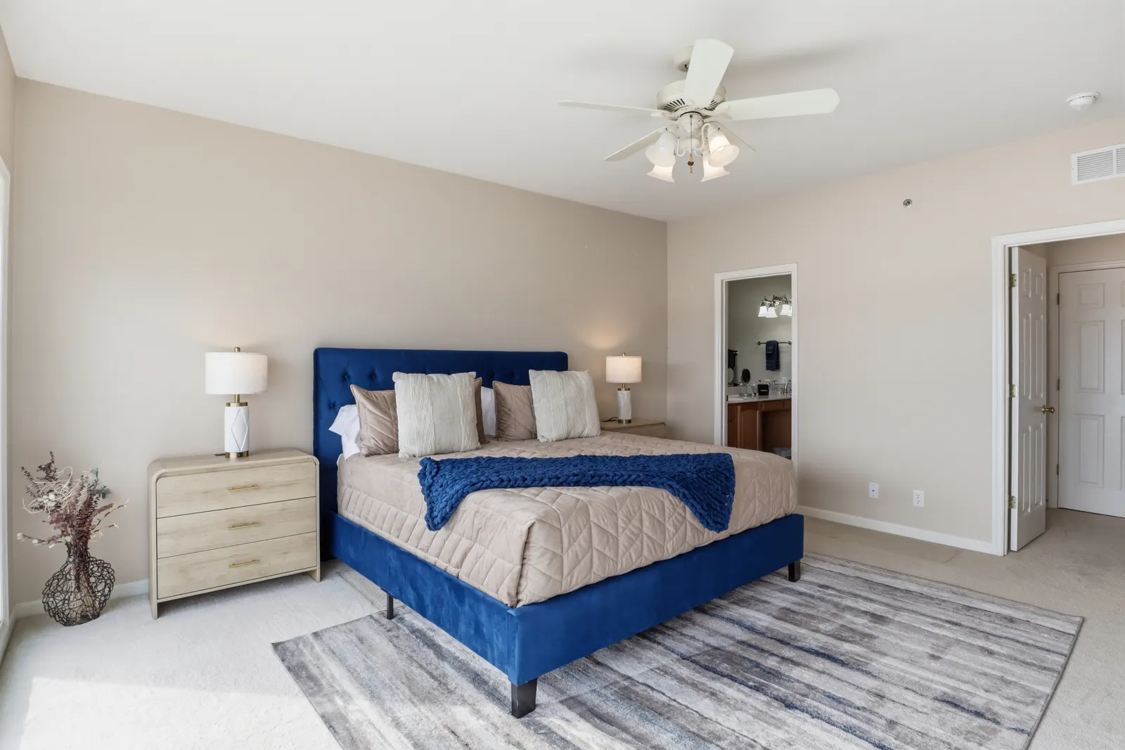 Super Spacious Lakefront Condo Sleeps 9! 19