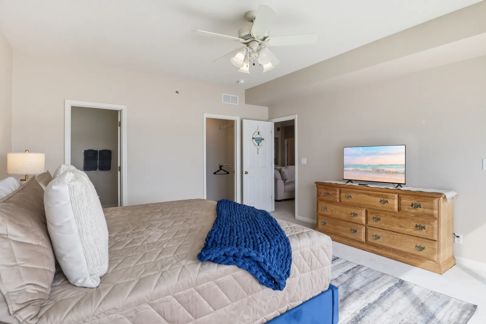 Super Spacious Lakefront Condo Sleeps 9! 20