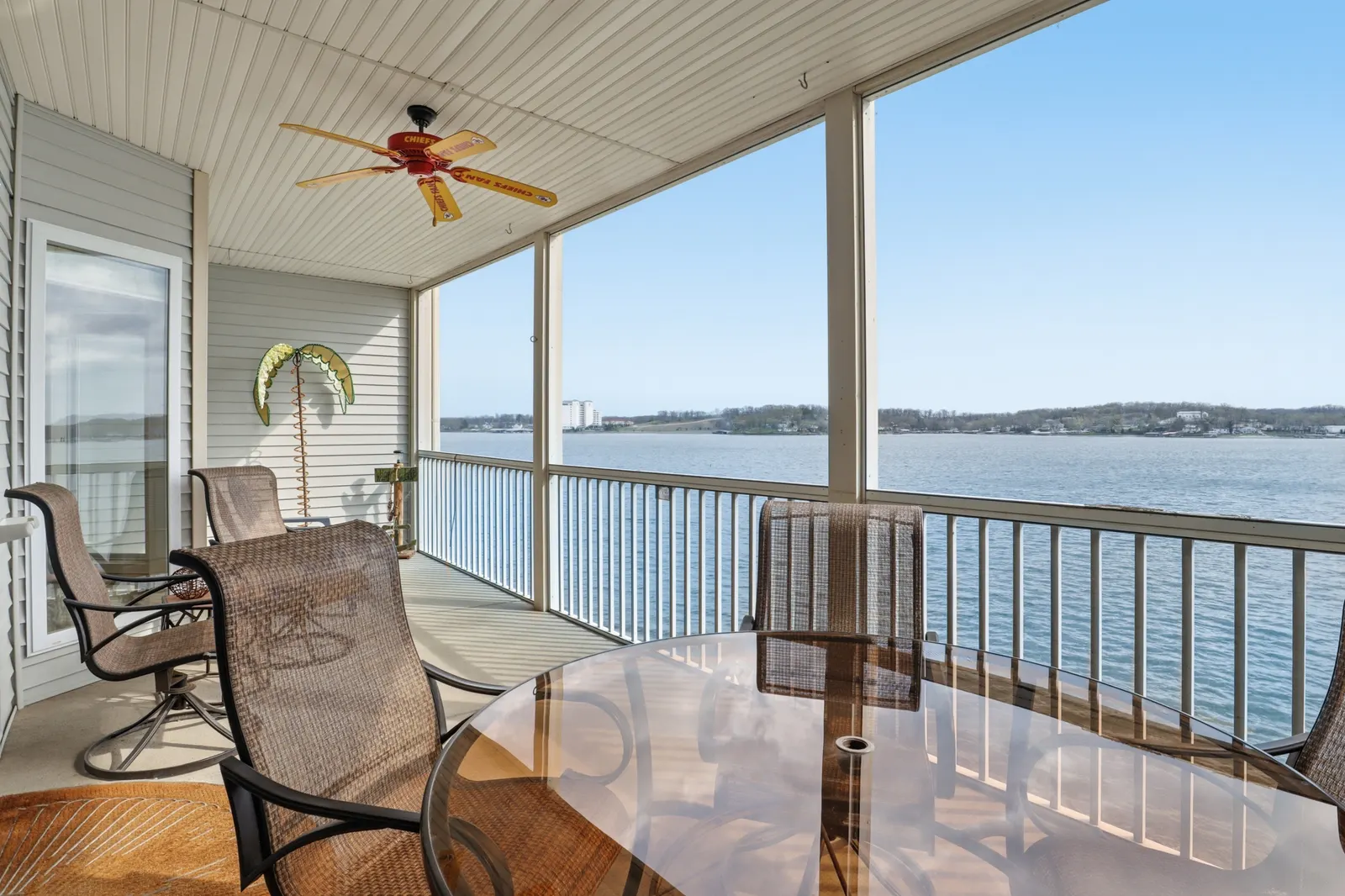 Super Spacious Lakefront Condo | Sleeps 9! — photo 3