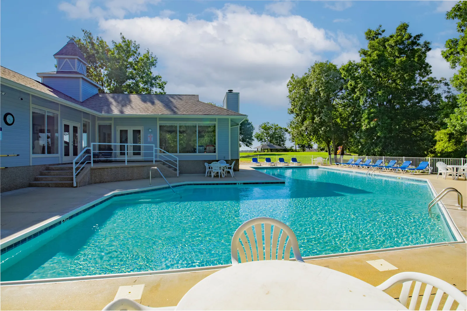 Super Spacious Lakefront Condo Sleeps 9! 6