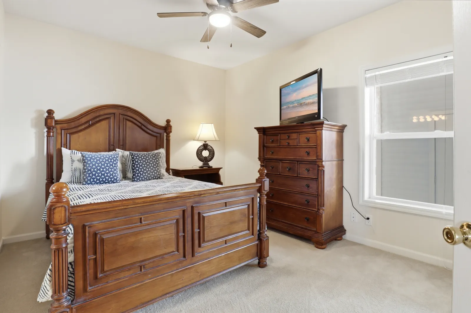 Super Spacious Lakefront Condo Sleeps 9! 7