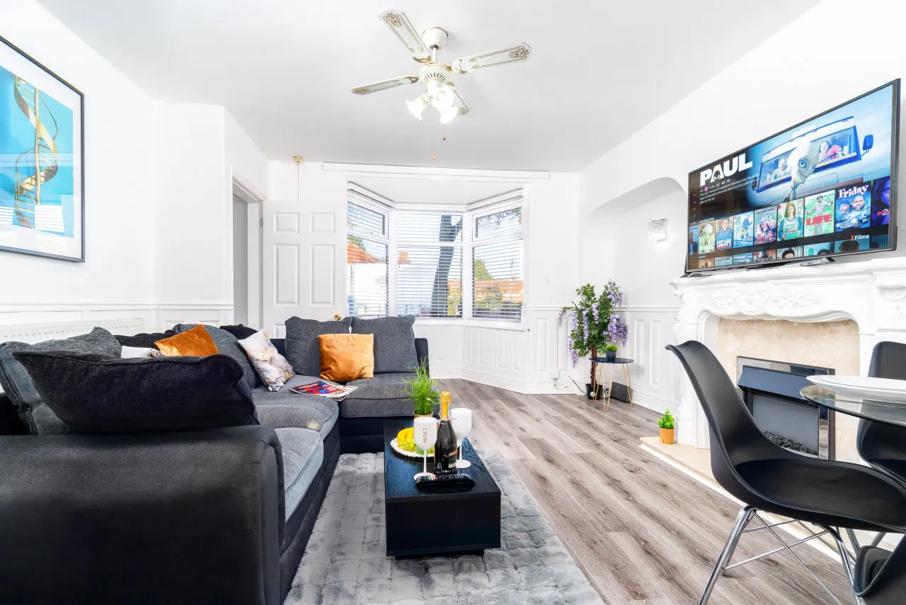 Stylish Three Bed House - Garden - Parking