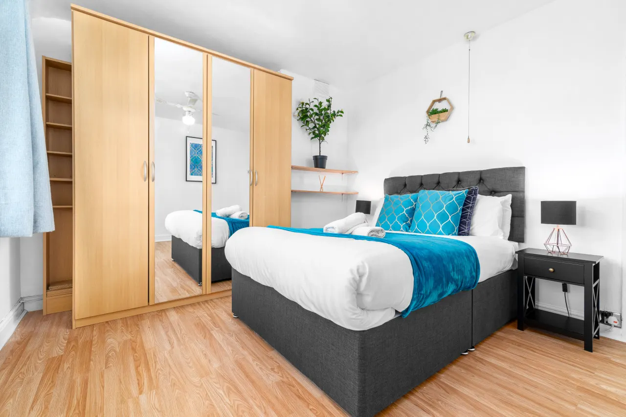 Stylish Three Bed House - Garden - Parking 2