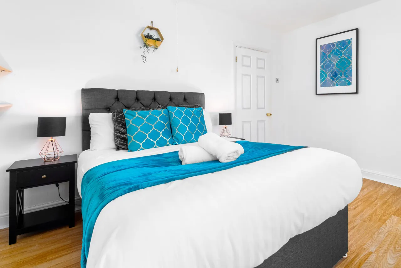 Stylish Three Bed House - Garden - Parking 10