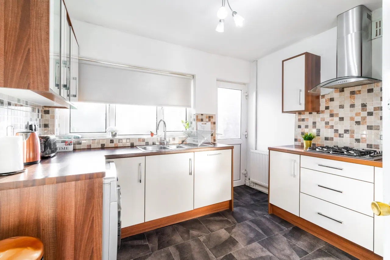 Stylish Three Bed House - Garden - Parking 13