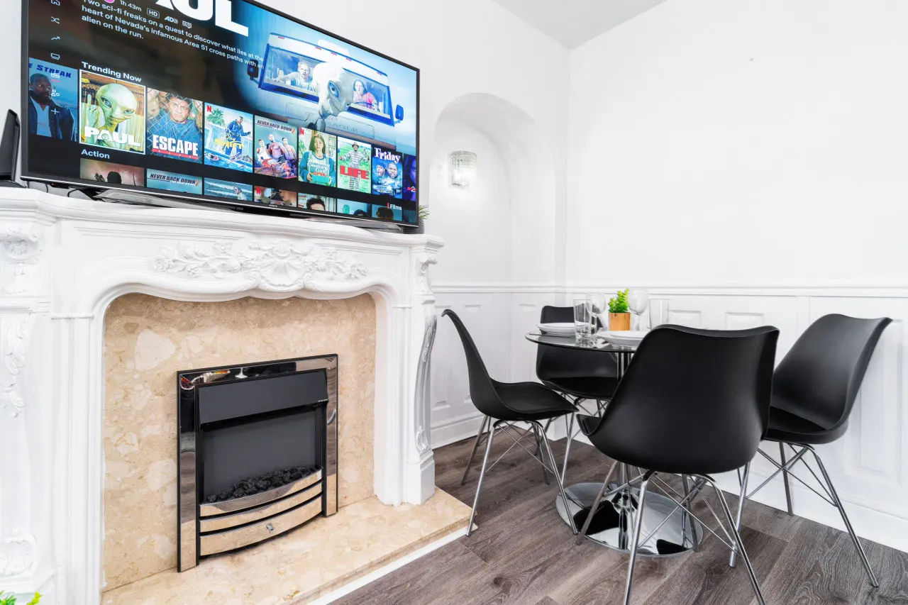 Stylish Three Bed House - Garden - Parking 15