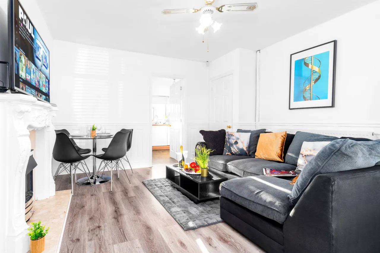 Stylish Three Bed House - Garden - Parking 18