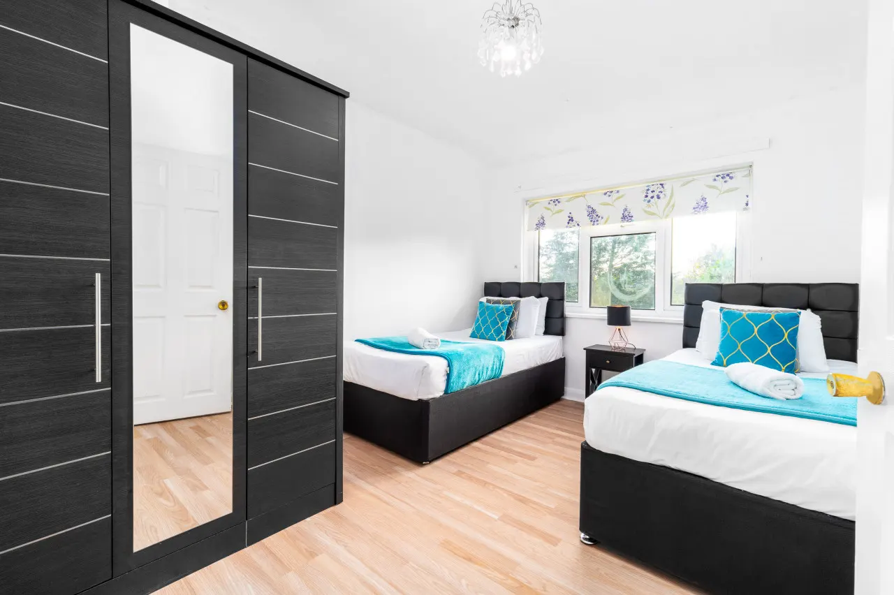 Stylish Three Bed House - Garden - Parking 3