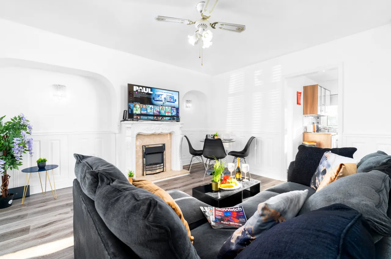Stylish Three Bed House - Garden - Parking 4
