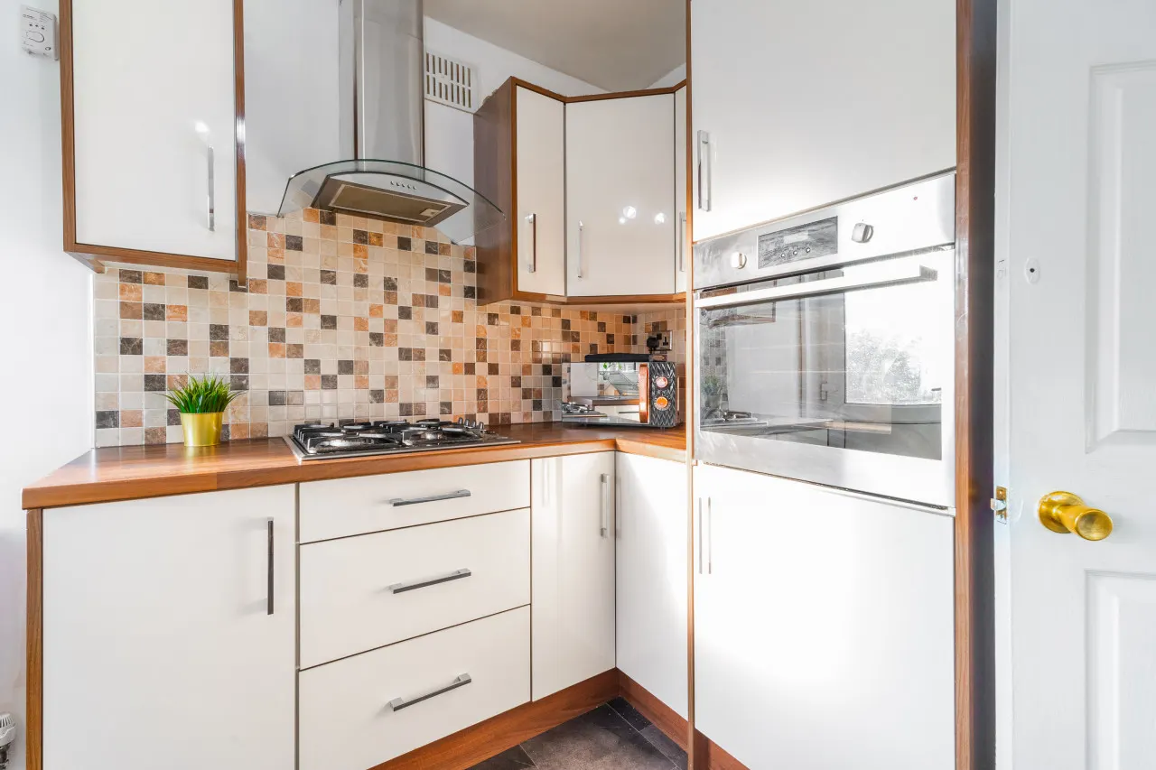 Stylish Three Bed House - Garden - Parking 6