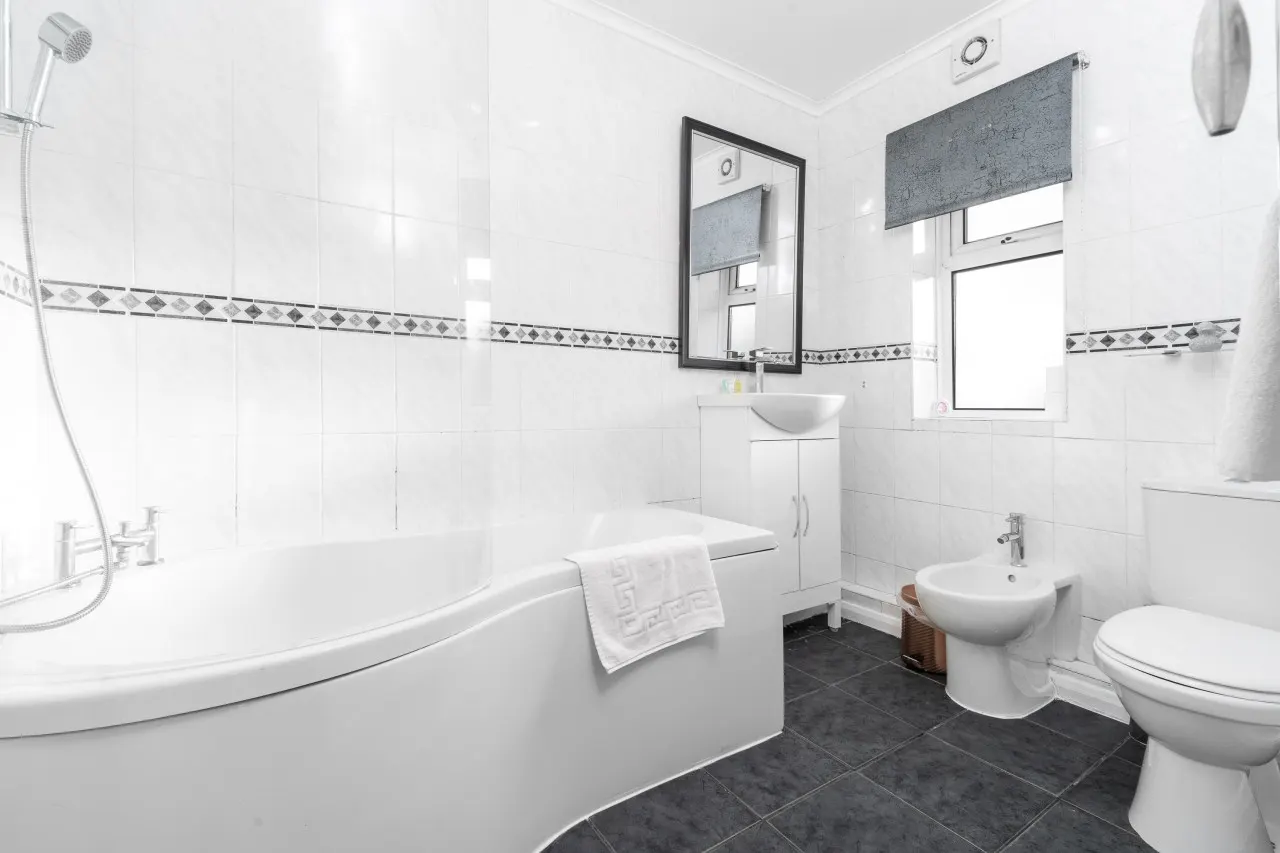 Stylish Three Bed House - Garden - Parking 7