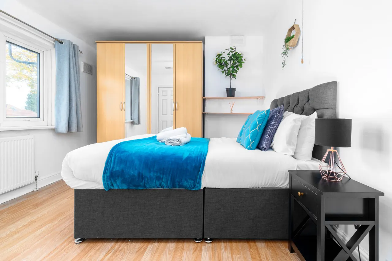 Stylish Three Bed House - Garden - Parking 8