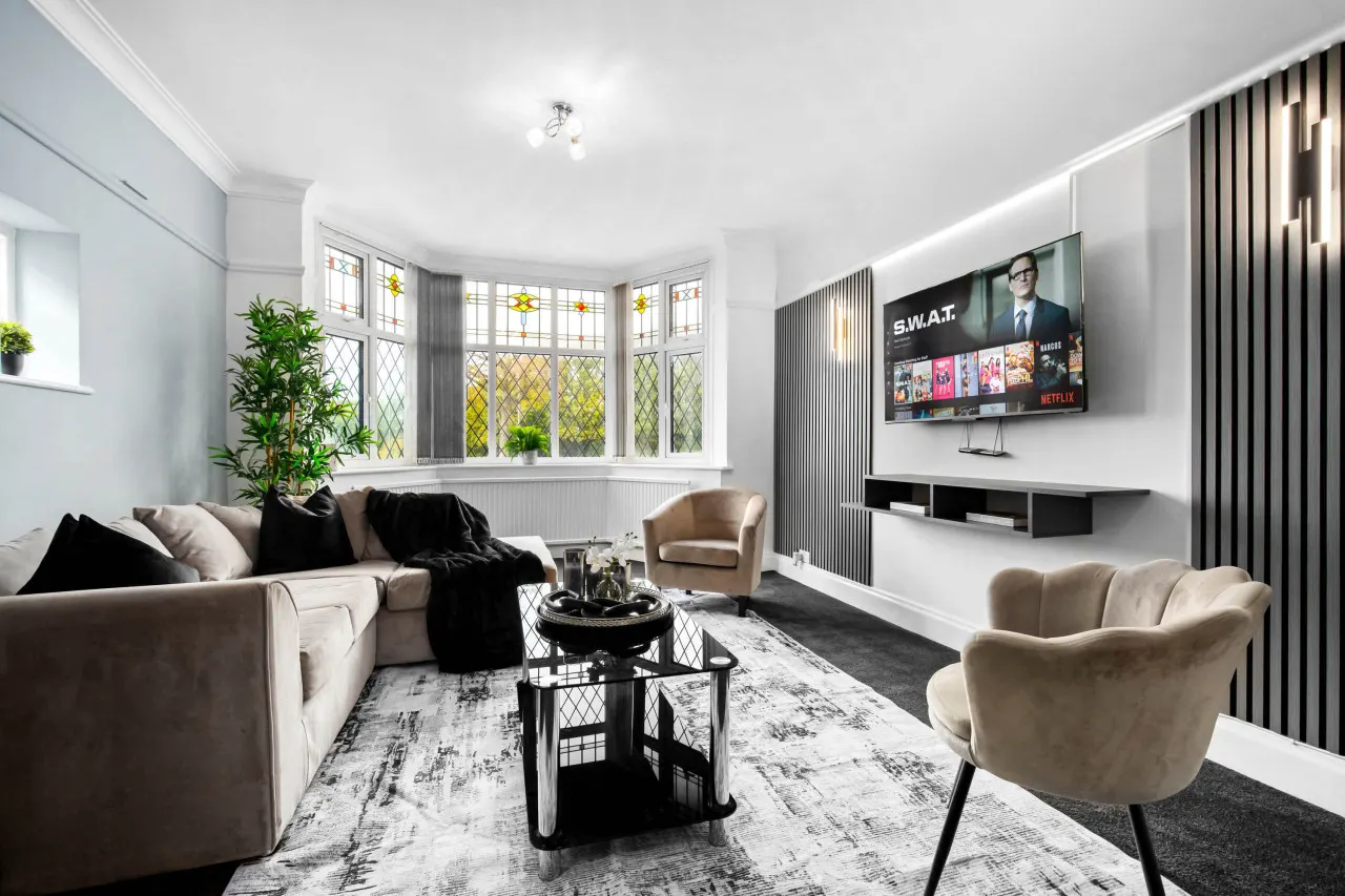 Spacious Five Bed House - Near Airport - Parking
