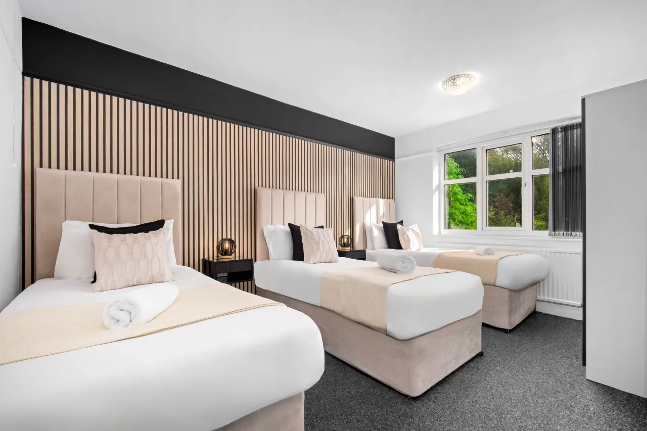 Spacious Five Bed House - Near Airport - Parking 10
