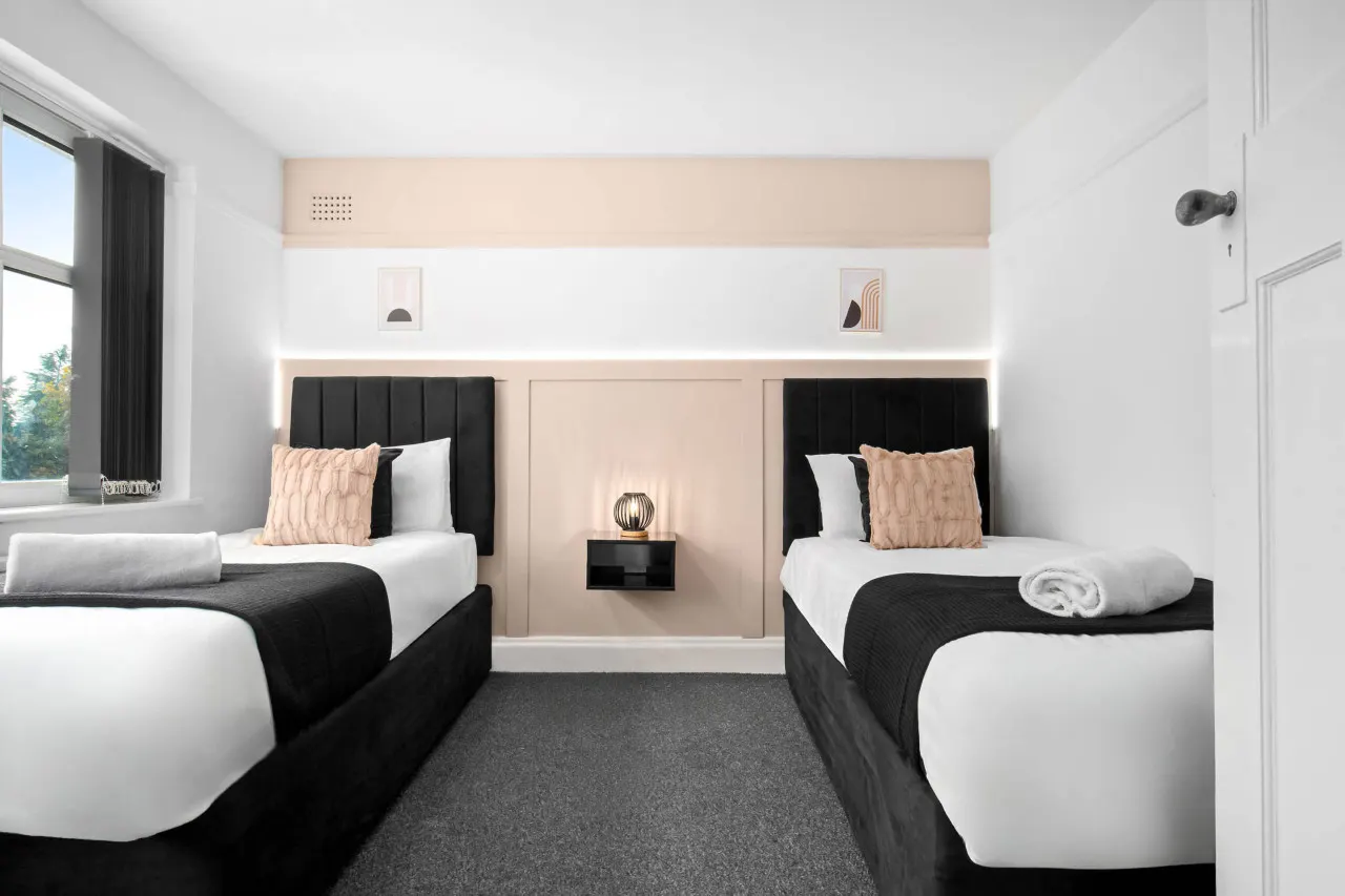 Spacious Five Bed House - Near Airport - Parking 11
