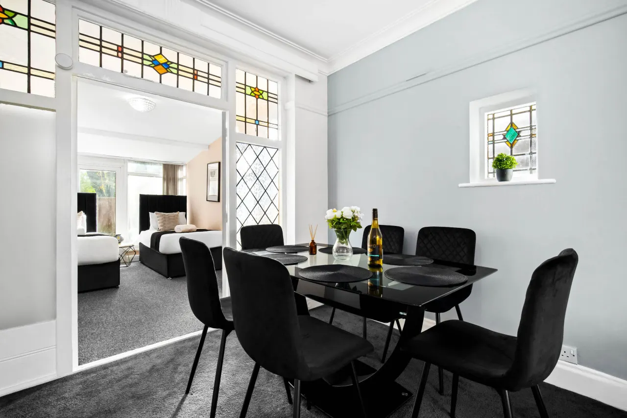 Spacious Five Bed House - Near Airport - Parking 14
