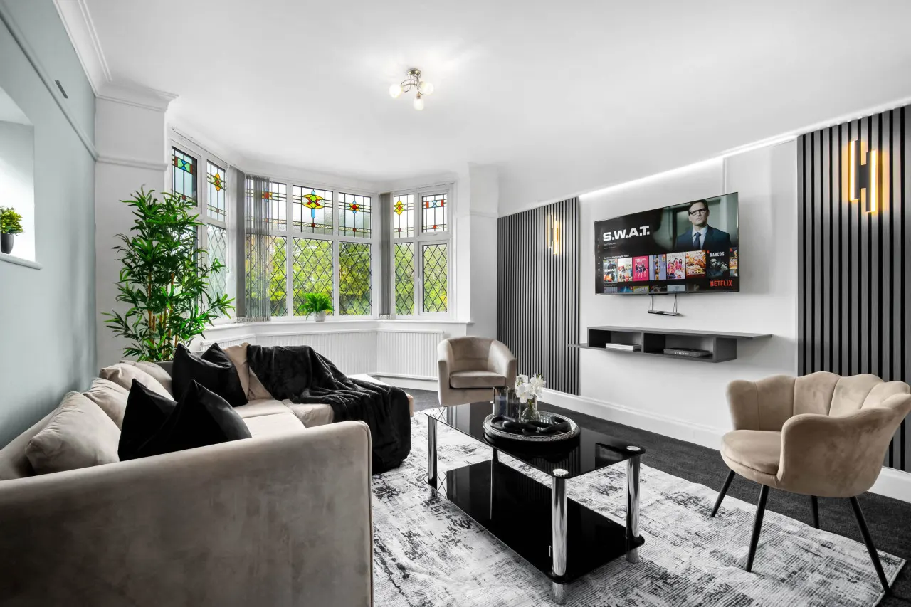 Spacious Five Bed House - Near Airport - Parking 15