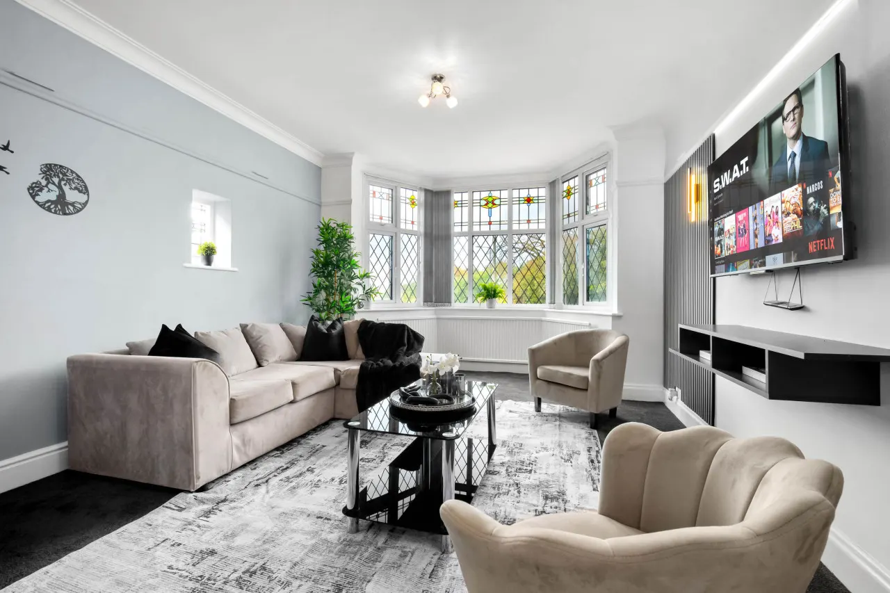 Spacious Five Bed House - Near Airport - Parking 16