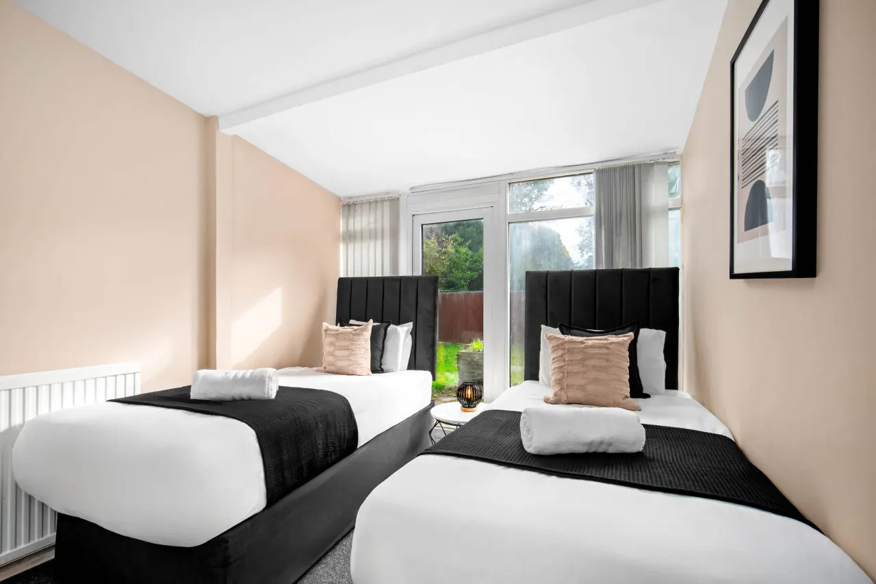 Spacious Five Bed House - Near Airport - Parking 17